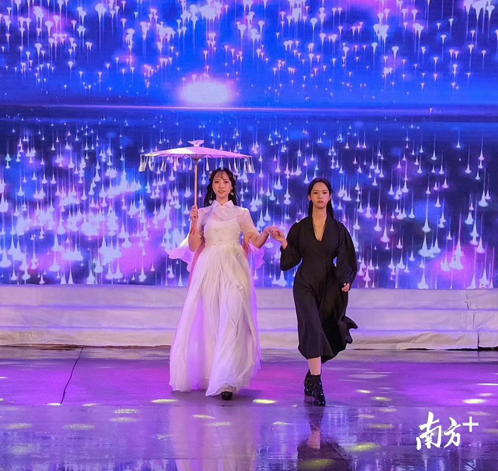 12月5日晚,潮绣时装走秀环节。 12月5日晚,潮绣时装走秀环节。