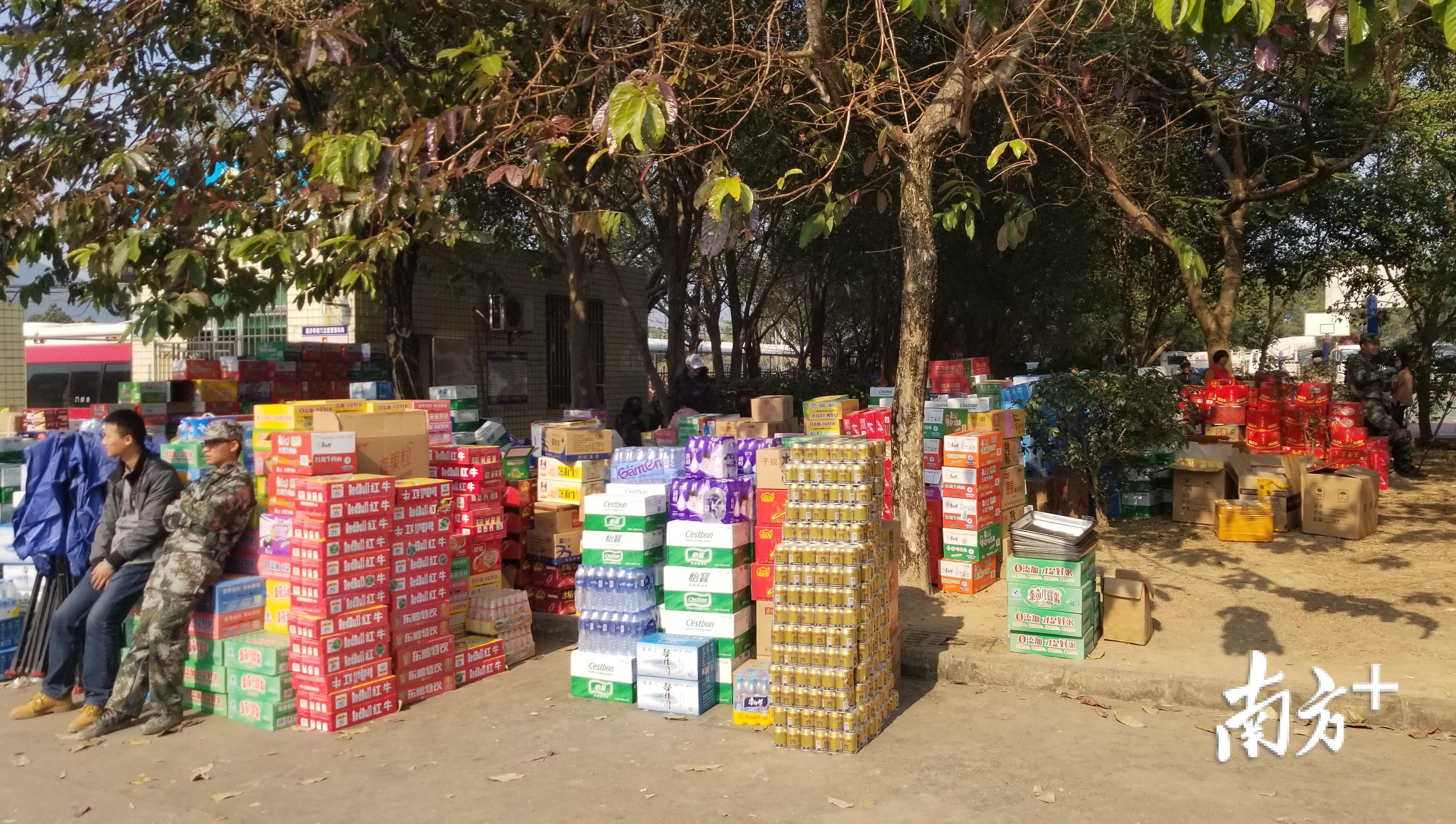 图为崇步学校安置点的物资。 图为崇步学校安置点的物资。