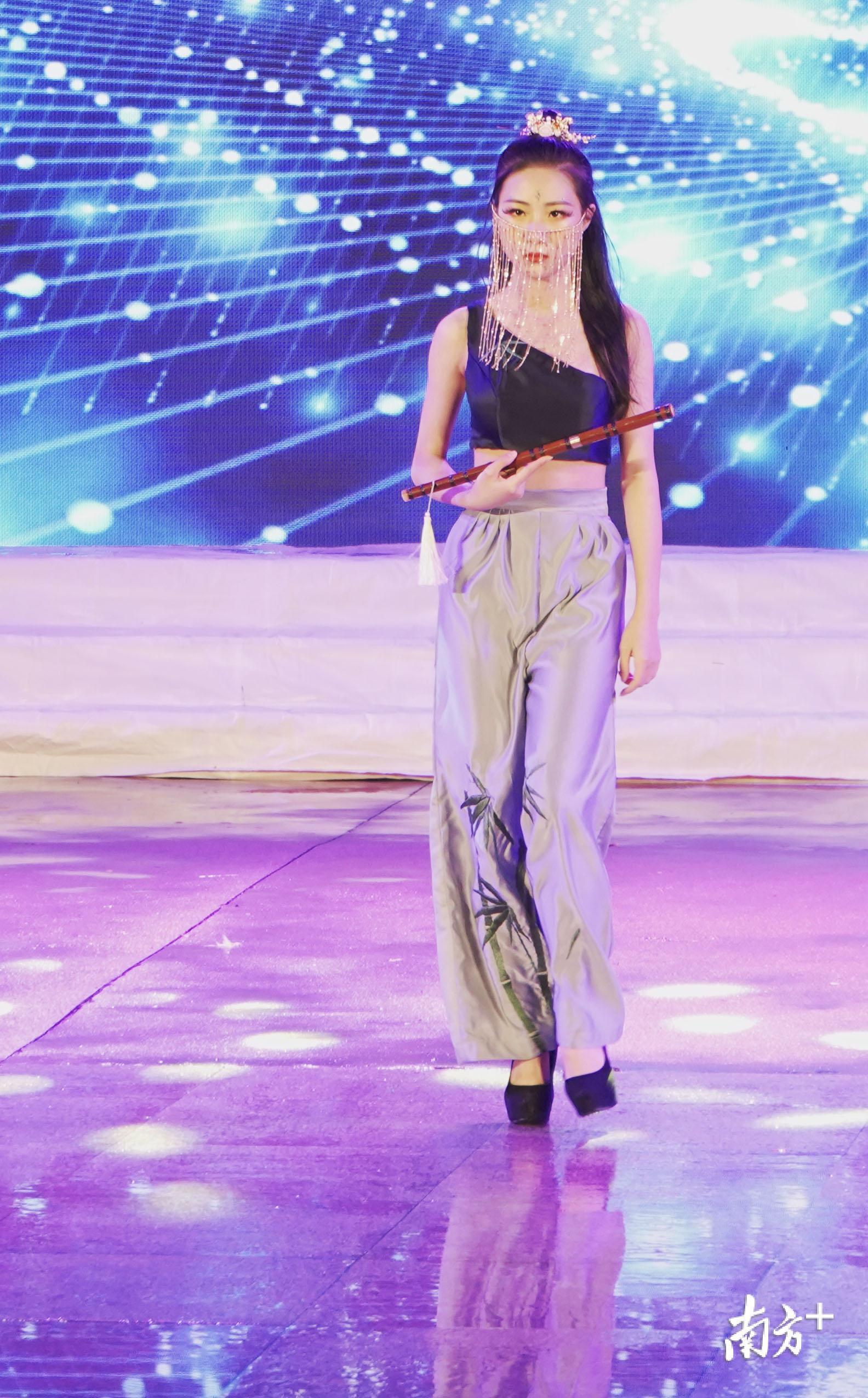 模特身穿罗潮政设计的作品在走秀。 模特身穿罗潮政设计的作品在走秀。