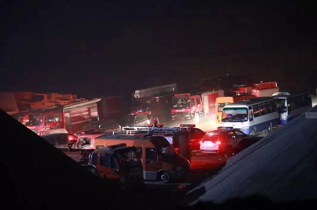 6日晚,肇庆出动十多台消防车在现场对山火实施扑救。刘春林摄 6日晚,肇庆出动十多台消防车在现场对山火实施扑救。刘春林摄