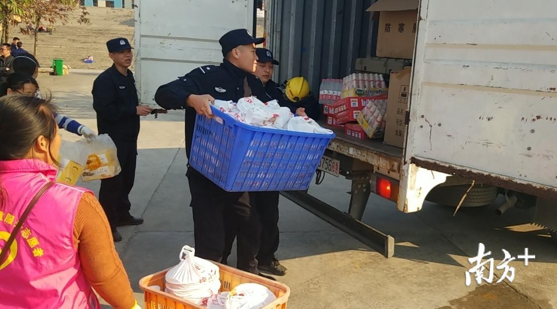 现煮水饺、蛋糕、防寒服等物资正在送往前线。 现煮水饺、蛋糕、防寒服等物资正在送往前线。