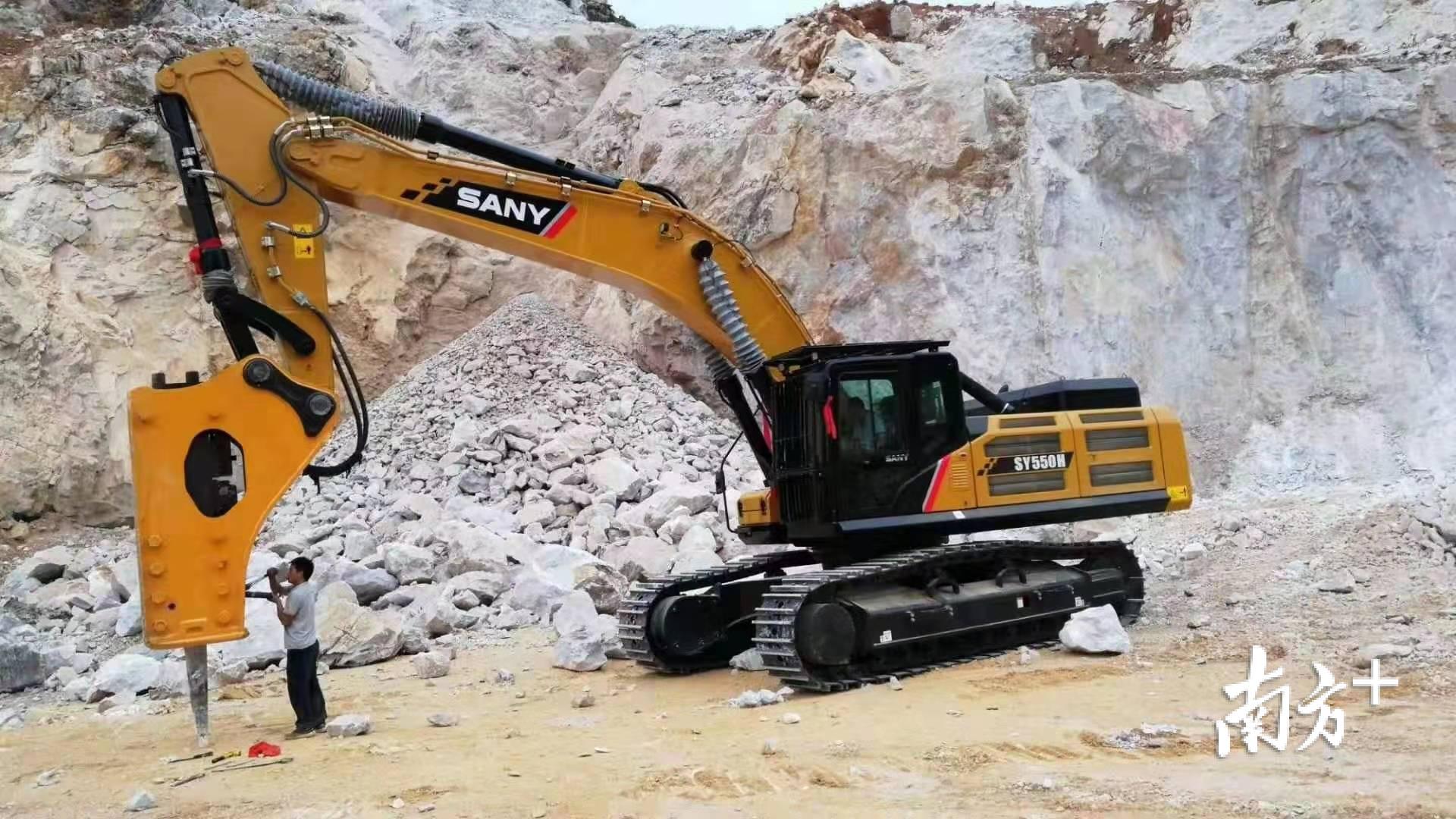 市场对挖掘机操作手需求量大，工资收入可观。记者 黄津 摄