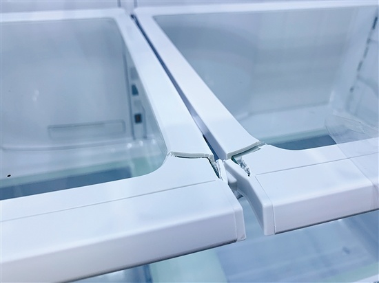 冰箱内部搁置板存在多处破裂。