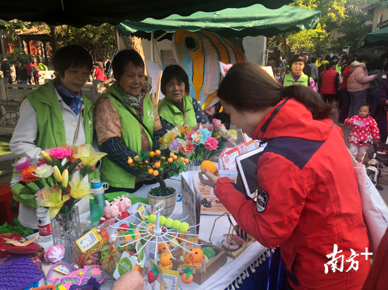 大良中区社区一群家庭主妇、退休女职工制作的手工艺品吸引市民关注。