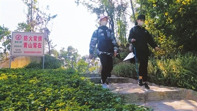 在凤凰山隧道口北侧进山口，收到封山消息的游客紧急下山。