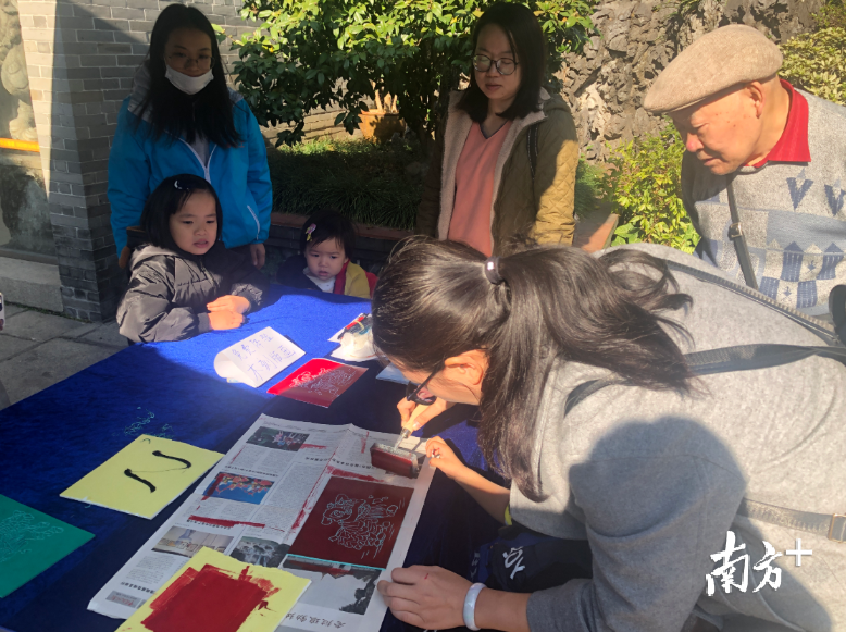 活动现场的版画制作吸引市民体验。