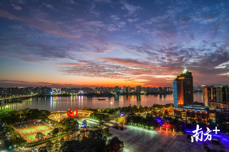 凤城文化体育广场的灯光与晚霞交相辉映。 何智杰摄