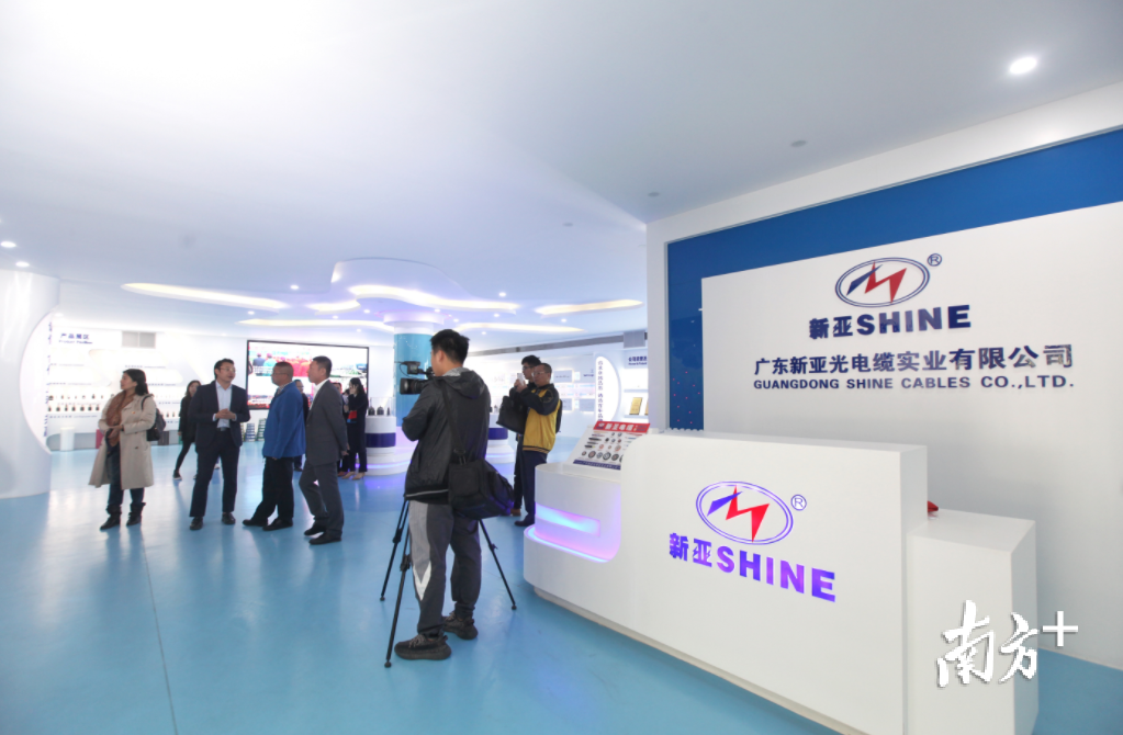 成立于1999年的新亚,一直深耕电线、电缆制造。公司产品列入国家经贸委、国家电力公司推荐产品目录,并在大亚湾核电站、广州新白云国际机场等国家重点建设项目中得以运用。梁素雅 摄 成立于1999年的新亚,一直深耕电线、电缆制造。公司产品列入国家经贸委、国家电力公司推荐产品目录,并在大亚湾核电站、广州新白云国际机场等国家重点建设项目中得以运用。梁素雅 摄