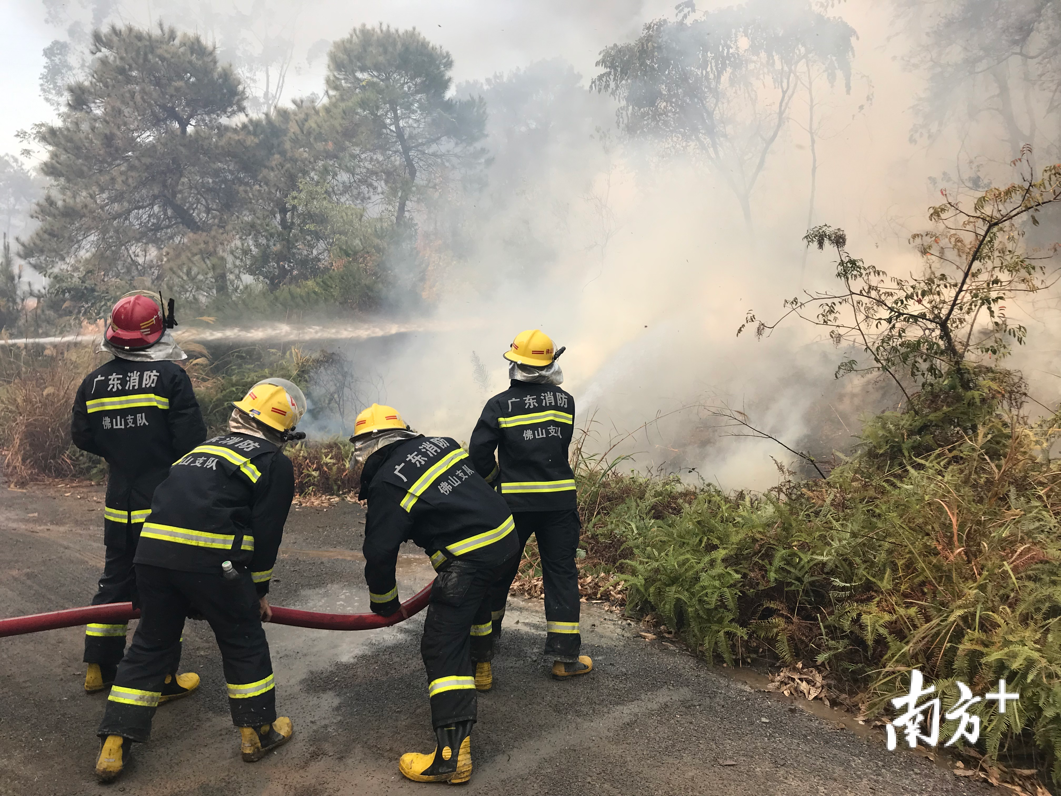 佛山消防指战员全力以赴扑在火灾一线灭火。 佛山消防指战员全力以赴扑在火灾一线灭火。