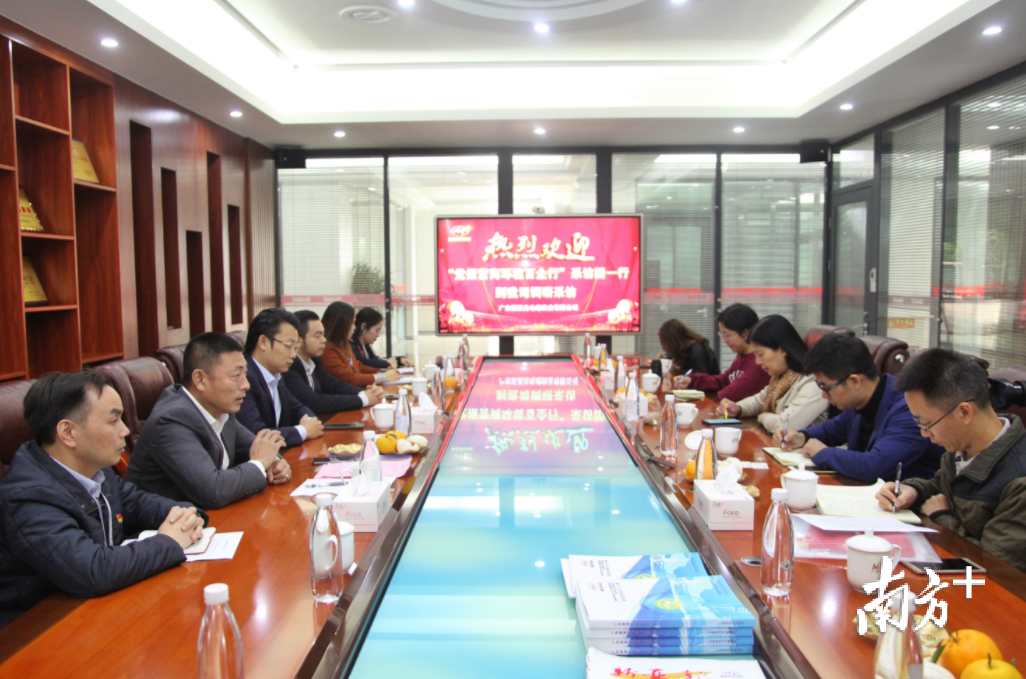 新亚是清远市党报“营商环境百企行”的首站。采访团将陆续走进全市100家规模以上企业,通过调研采访,挖掘产品研发亮点,听取企业发展难点,实现优环境、促发展。梁素雅 摄 新亚是清远市党报“营商环境百企行”的首站。采访团将陆续走进全市100家规模以上企业,通过调研采访,挖掘产品研发亮点,听取企业发展难点,实现优环境、促发展。梁素雅 摄