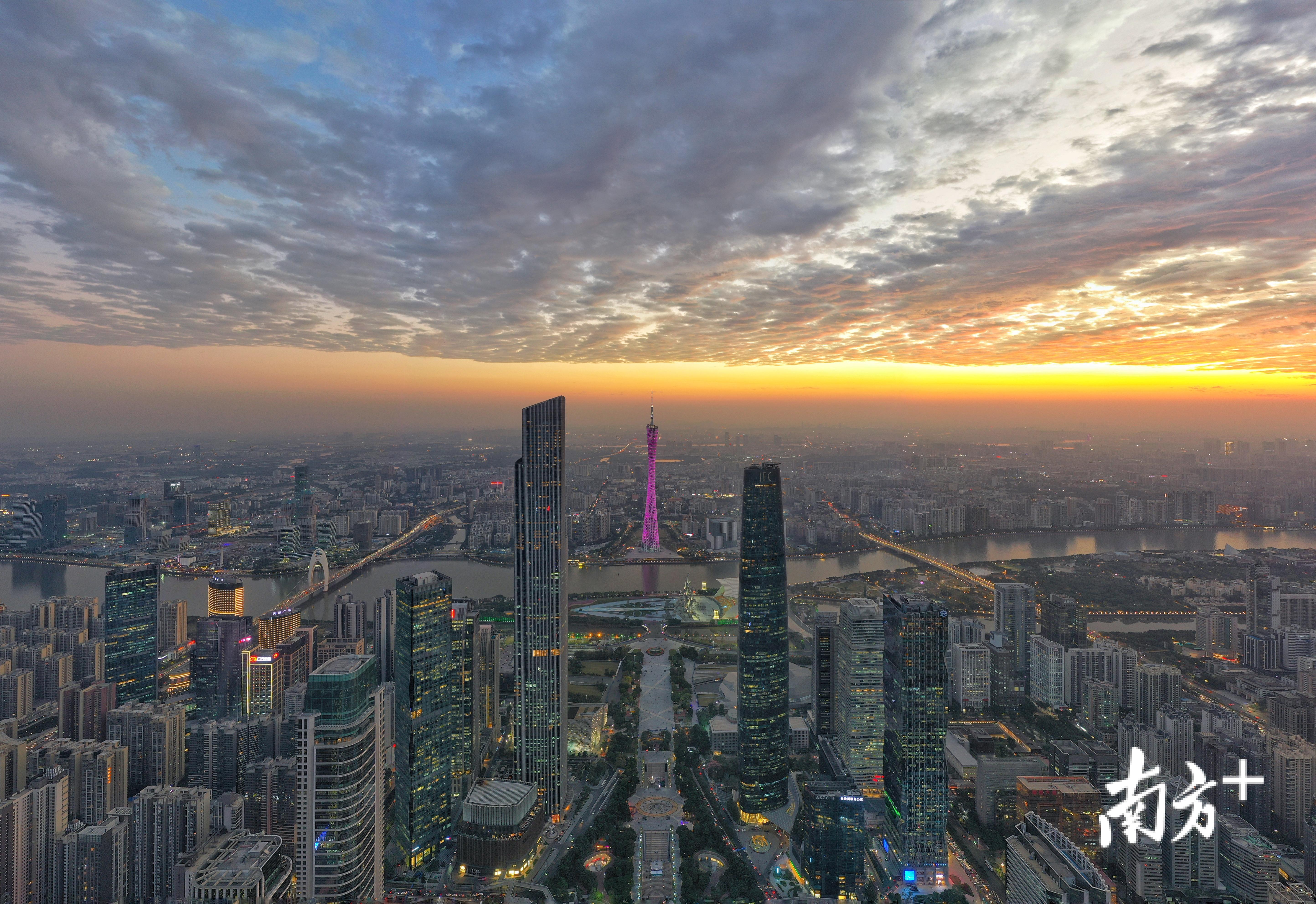 广州中轴线上空的七色祥云 . 董天健 摄