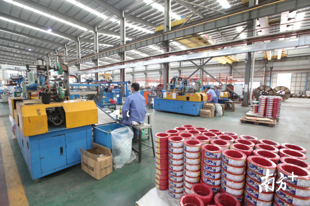 新亚有主要生产设备有近200台套,检测设备近100台套,多项研发技术处于行业领先水平。梁素雅 摄 新亚有主要生产设备有近200台套,检测设备近100台套,多项研发技术处于行业领先水平。梁素雅 摄