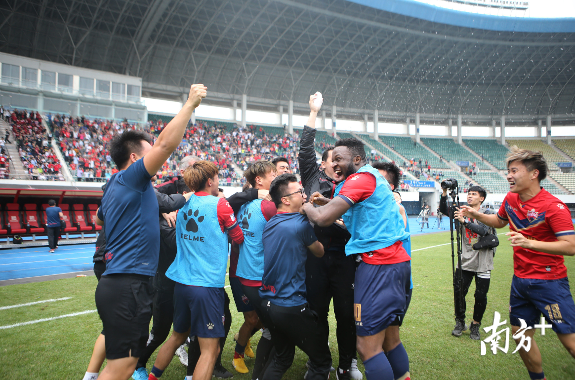 2018年11月3日,深足冲超成功。南方日报记者 鲁力 摄 2018年11月3日,深足冲超成功。南方日报记者 鲁力 摄