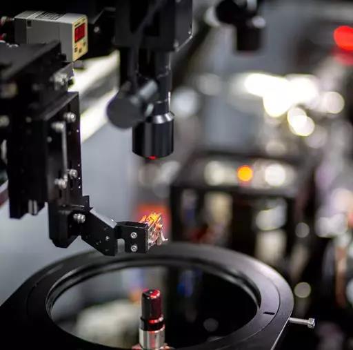 图为参展作品。在东莞企业的光纤通讯设备生产线上，精密度极高的机器正在工作。Dan Sandoval 摄（法新社签约摄影师）