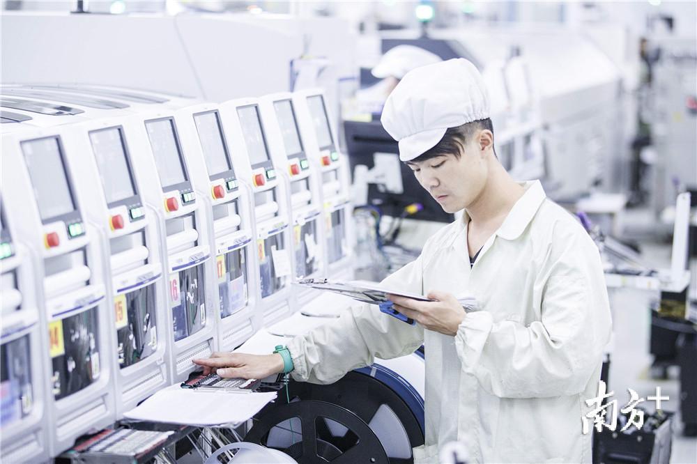 东莞企业正在加速投资德国的步伐。图为长安vivo自动化生产车间。  