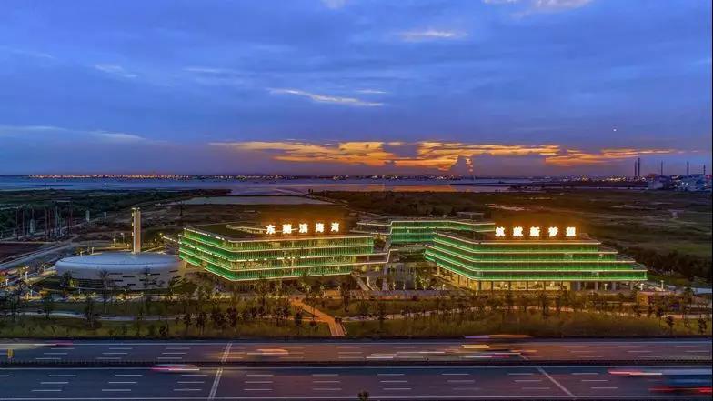 图为参展作品。正在建设中的东莞滨海湾新区。作为珠江东岸唯一集中连片待开发区域，滨海湾新区吸引着世界的目光，未来将打造成为粤港澳大湾区创新发展的新高地和生态宜居智慧新城。