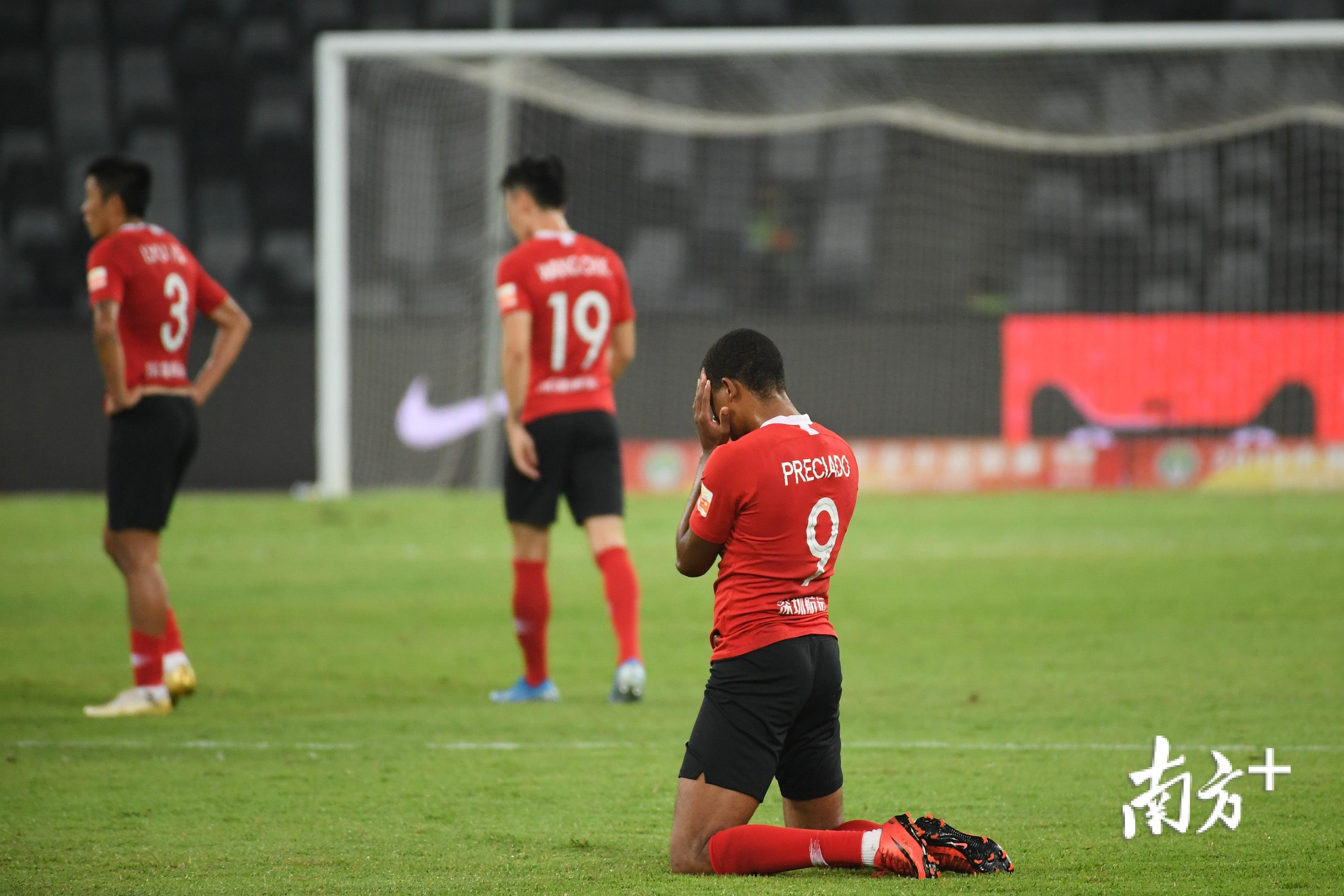 11月27日晚,被河南建业逼平的深圳佳兆业提前一轮降级。图为赛后失望的球员们。南方日报记者 鲁力 摄 11月27日晚,被河南建业逼平的深圳佳兆业提前一轮降级。图为赛后失望的球员们。南方日报记者 鲁力 摄