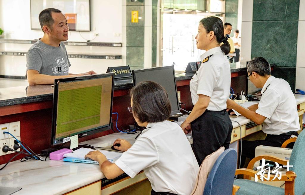 汕頭港海關關員為企業介紹