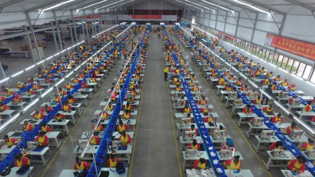 图为参展作品。华坚集团埃塞俄比亚工厂车间，生产线整齐有序。华坚集团2012年初在埃塞俄比亚建厂，目前已有超过 4000 名雇员，其中 90% 以上来自当地。  华坚集团 供图