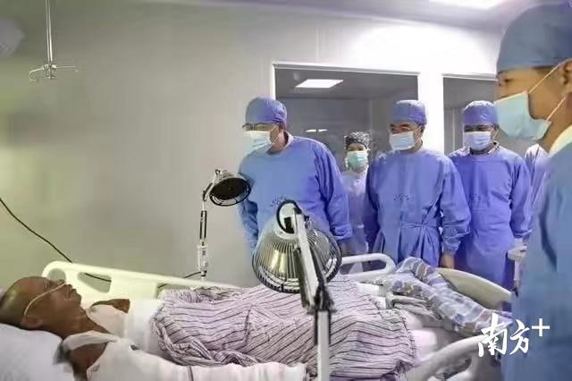 火灾后，全身重度烧伤的张金传裹着绷带，一度只能靠氧气管维持呼吸。