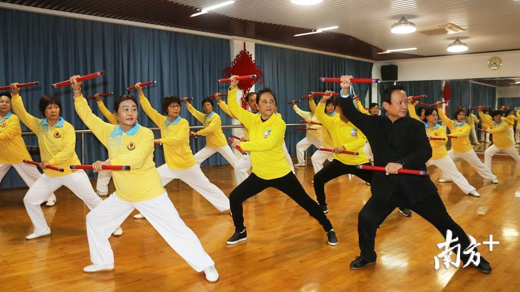 王群英(右一)指导学员练习”潮汕英歌太极棒“套路。 王群英(右一)指导学员练习”潮汕英歌太极棒“套路。