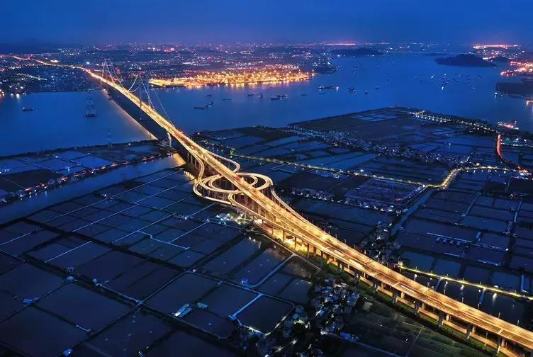 图为参展作品。2019年4月，连接东莞与广州南沙、横跨珠江口的又一条大桥——南沙大桥正式通车，成为支撑粤港澳大湾区立体交通的重要枢纽。曹永富摄