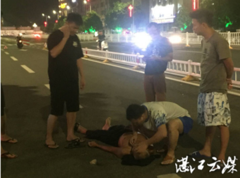宋文明为老人进行心肺复苏。受访者供图 宋文明为老人进行心肺复苏。受访者供图