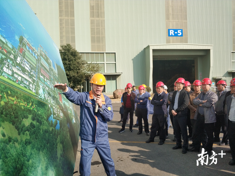 宝钢湛江钢铁有限公司负责人向参与人员介绍园区介绍情况。