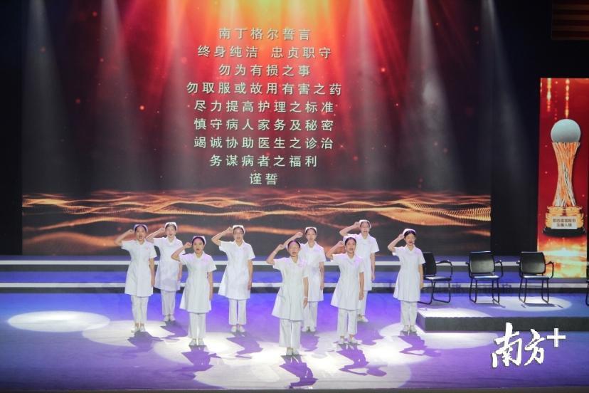 玉德人物颁奖晚会上，陈晓佳带领同事重温《南丁格尔誓言》