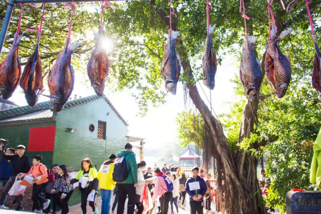 2019龙江左滩酱鱼文化美食节吸引众多游客参加。受访者供图