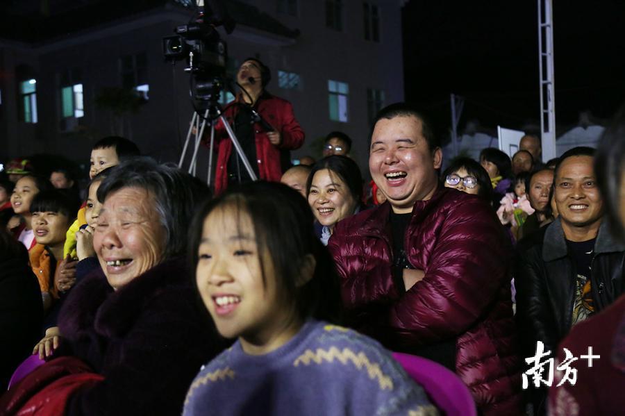 台下的观众乐开了花。