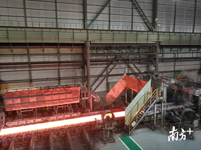 宝钢湛江钢铁有限公司高温加热至1200°C的钢坯，将在传送带上自动完成高压水除磷等程序。