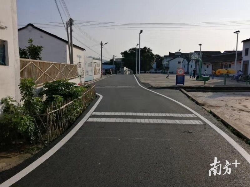 归湖镇狮峰村“四好农村路”。苏锦宏 摄
