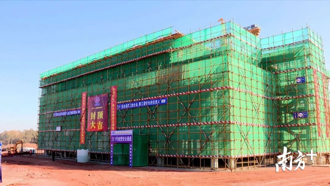 河源第一所本科院校——广东技术师范大学河源校区工程第一栋建筑主体封顶。