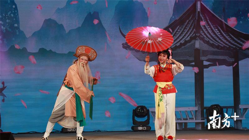 潮剧表演唱《桃花过渡》