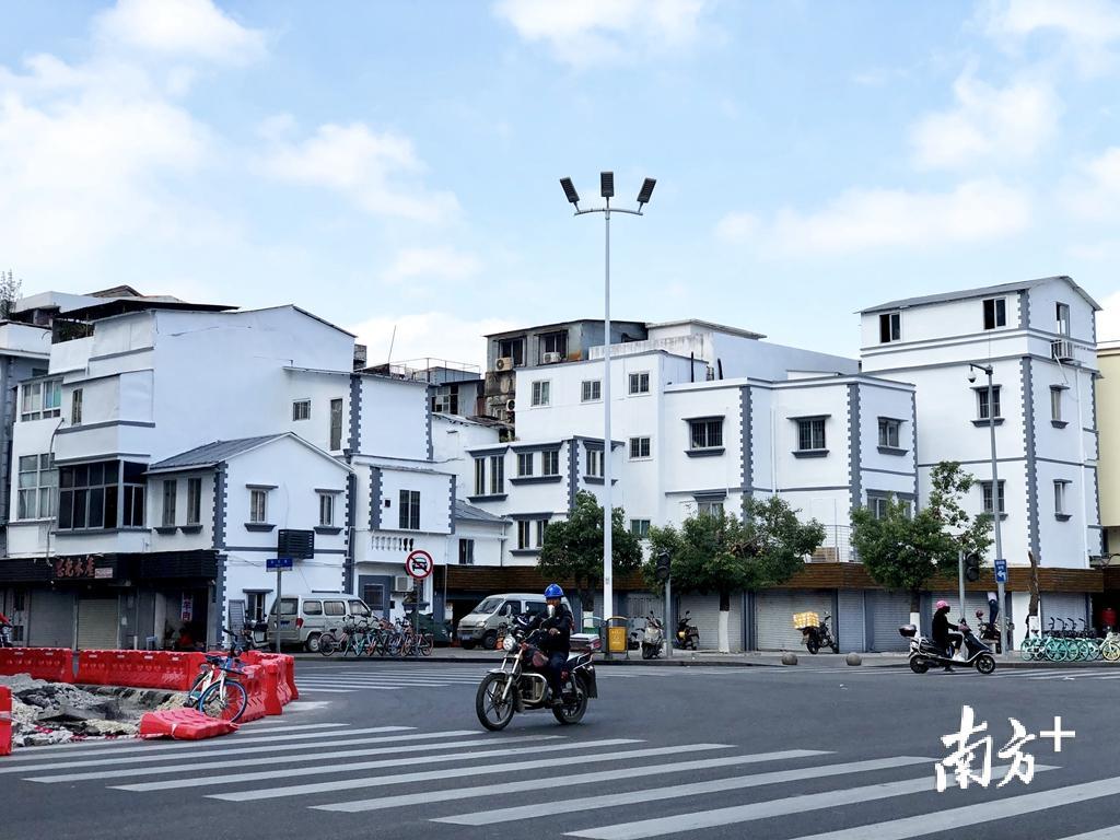 西堤路两侧的建筑外立面重新进行修缮。余丹 摄