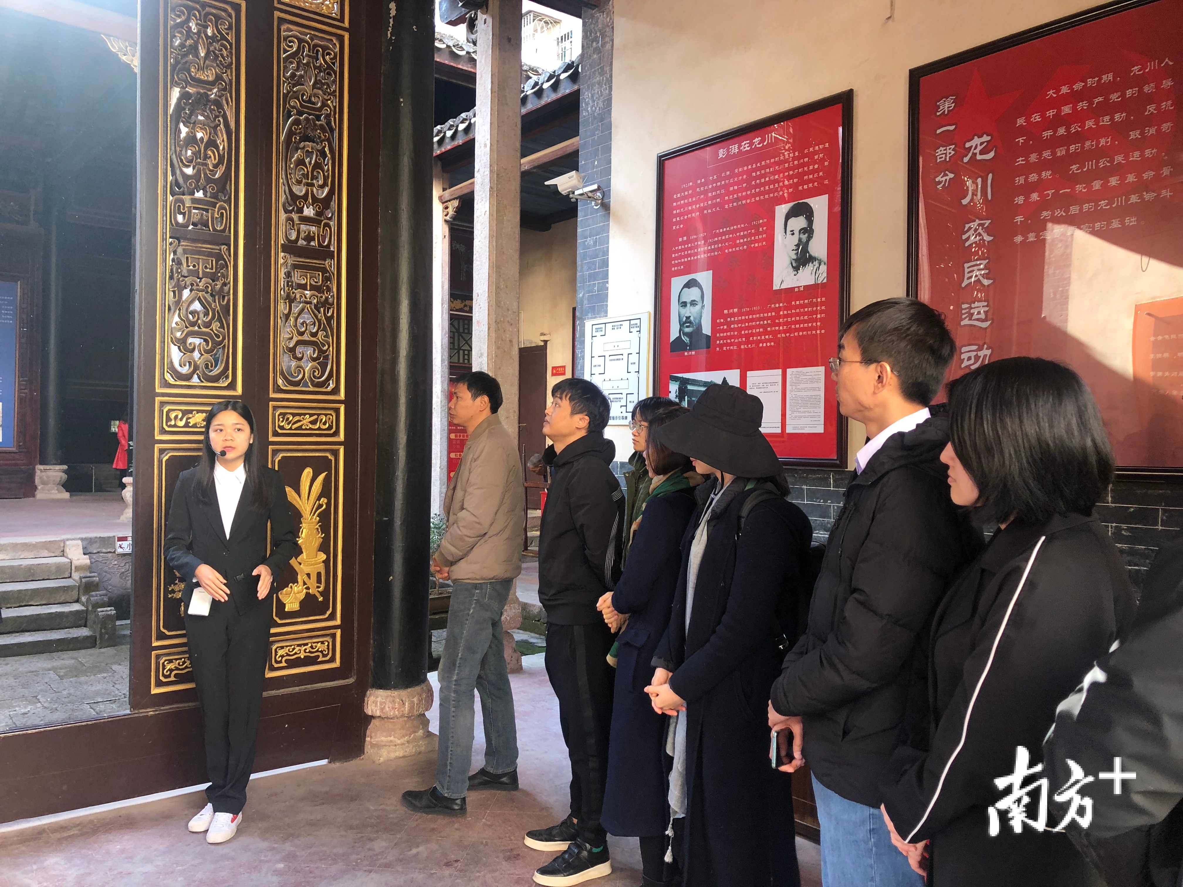 宣讲结束后,听众在感动中走进红色革命遗址福建会馆。 宣讲结束后,听众在感动中走进红色革命遗址福建会馆。