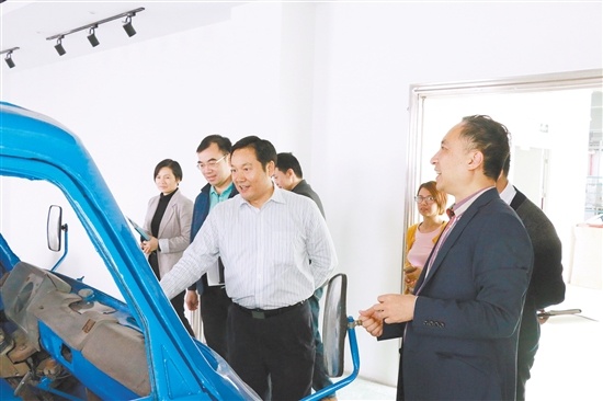 彭章瑞带队调研辖区企业。 李雨溪 摄