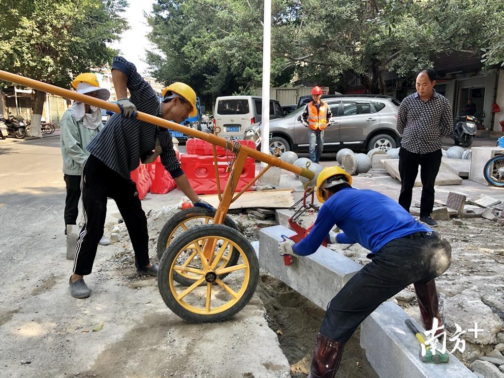 西堤路提升改造工程施工现场。余丹 摄