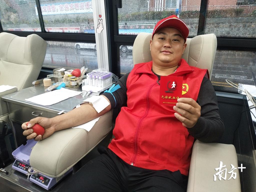 低气温和绵绵阴雨，也挡不住志愿者献血的热情。