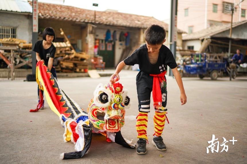 ▲麒麟文化已经在长龙社区这片土地上深深扎根,上到80多岁的古稀老人,下到蹒跚学步的2岁孩子,都参与其中。 ▲麒麟文化已经在长龙社区这片土地上深深扎根,上到80多岁的古稀老人,下到蹒跚学步的2岁孩子,都参与其中。