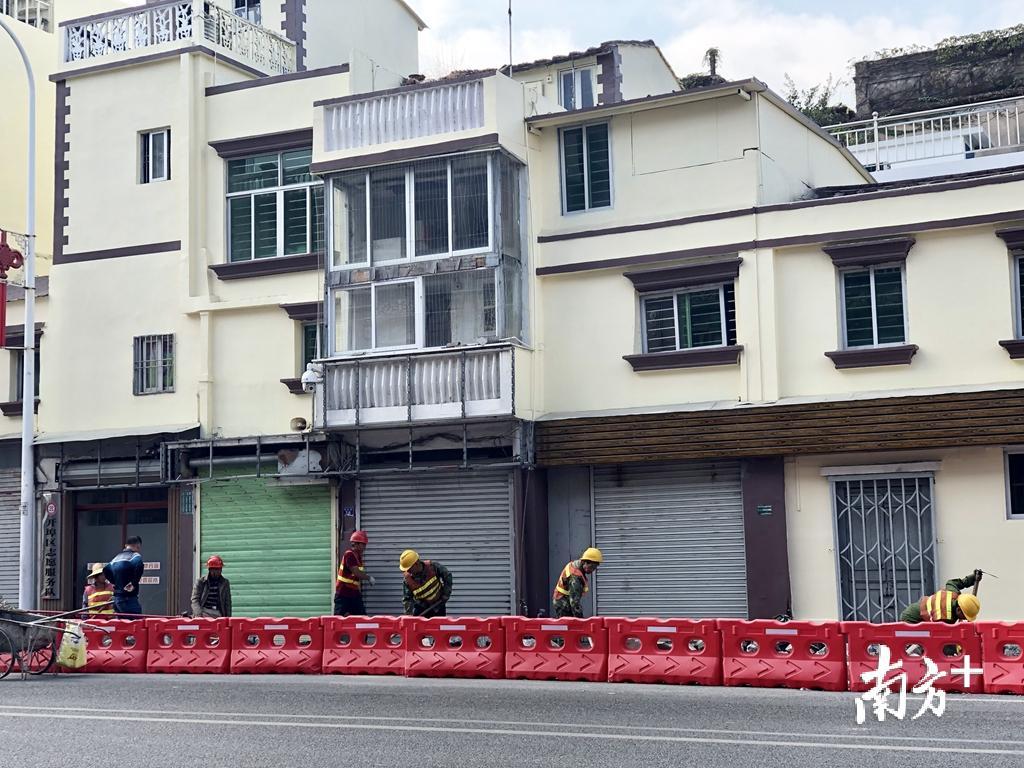 西堤路提升改造工程正加紧推进。余丹 摄