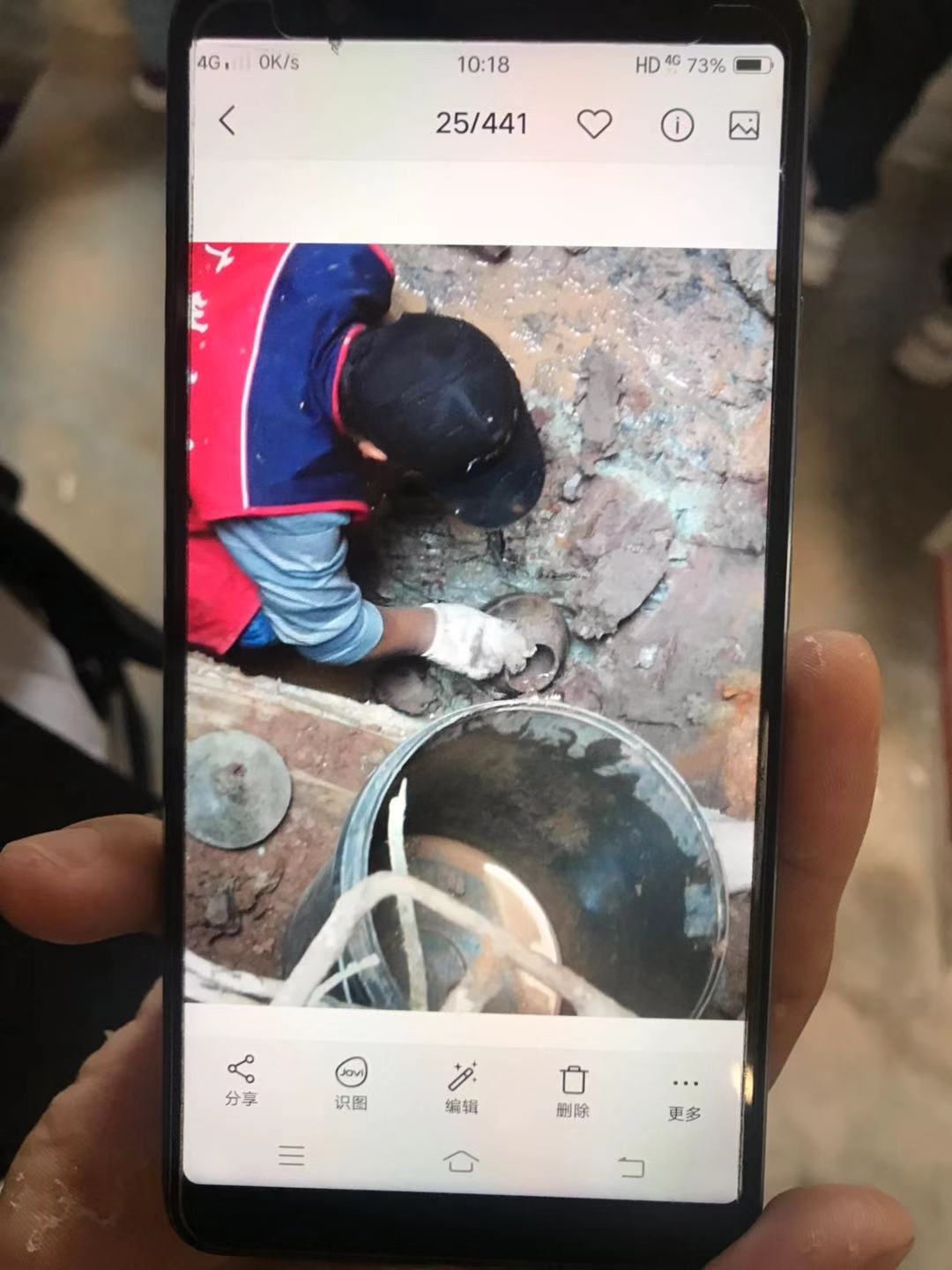 多位居民向记者展示了自己几天来拍摄的出土文物。
