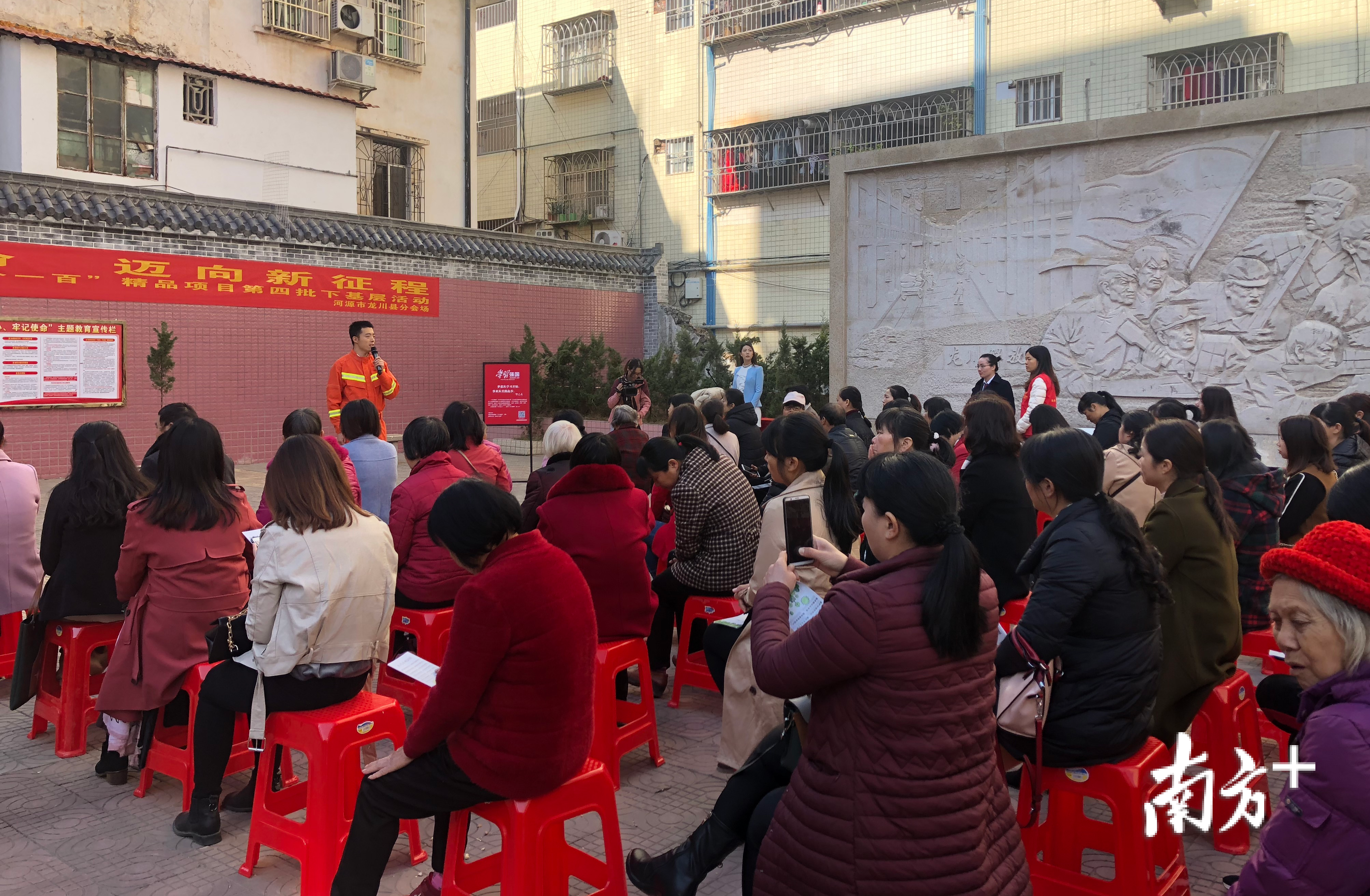 李琦作为新时代文明实践广东“七个一百”精品项目百姓宣讲活动中的一名宣讲员,现场讲述了河源“6·10”“6·12”暴雨期间的消防员救援故事。 李琦作为新时代文明实践广东“七个一百”精品项目百姓宣讲活动中的一名宣讲员,现场讲述了河源“6·10”“6·12”暴雨期间的消防员救援故事。