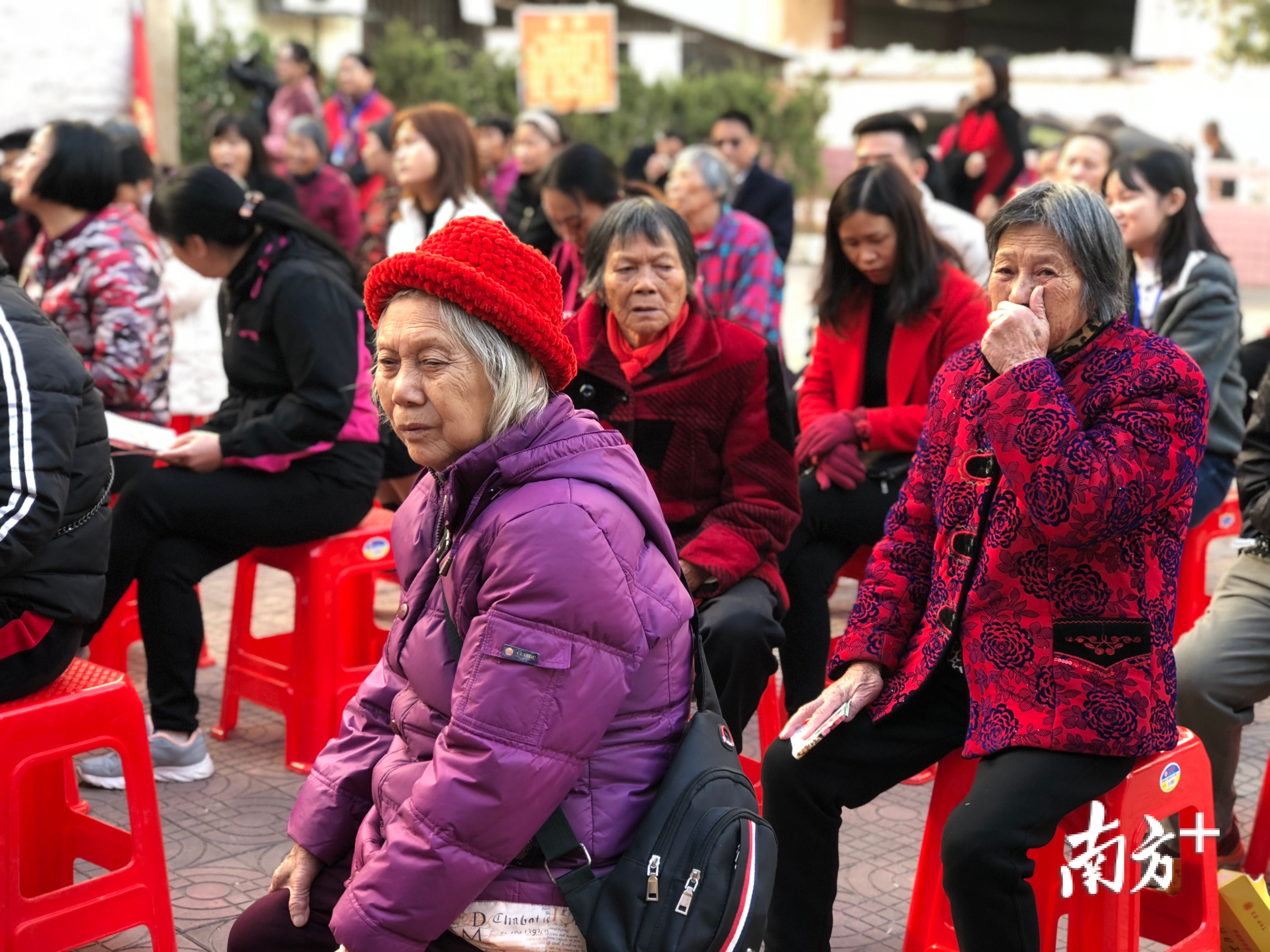 不少听众悄悄擦拭眼泪。 不少听众悄悄擦拭眼泪。