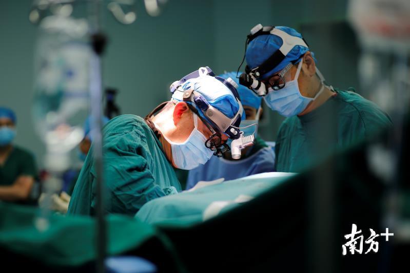 手术中的陶惠人 手术中的陶惠人