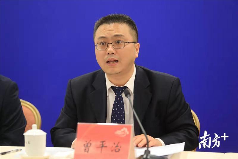 市委宣传部副部长,市政府新闻办主任曾平治主持发布会