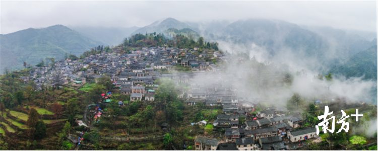 获得“广东省十佳研学旅行目的地”殊荣的连南千年瑶寨位处海拔800多米的高山上。记者曾亮超 摄