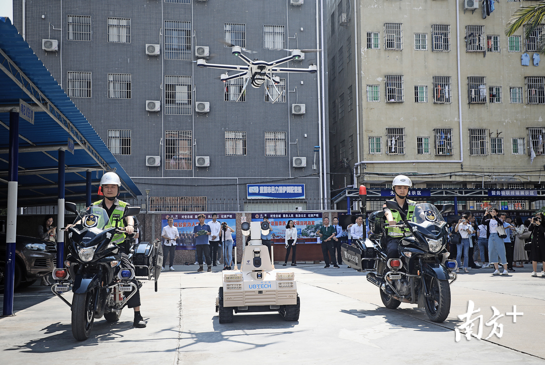 在深圳市宝安区,塘头派出所的“5G智慧派出所”打造地空一体5G联防系统。在5G网络的支持下,通过摩托车巡航、无人机巡逻、AI眼镜协助逮捕嫌疑犯。南方日报记者 朱洪波 摄 在深圳市宝安区,塘头派出所的“5G智慧派出所”打造地空一体5G联防系统。在5G网络的支持下,通过摩托车巡航、无人机巡逻、AI眼镜协助逮捕嫌疑犯。南方日报记者 朱洪波 摄