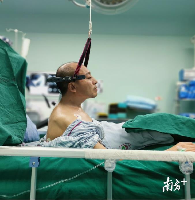 第二次手术后,李华可以抬头了 第二次手术后,李华可以抬头了